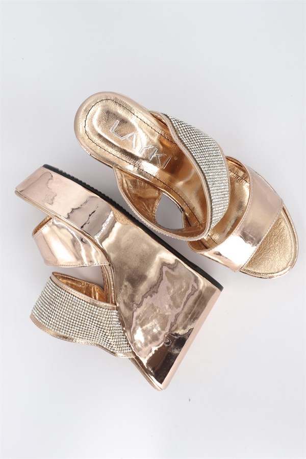 011011860000002LAYKİ7-10 cm topukMariachi Gold Renkli İki Kemerli Parlak Taşlı Kadın Topuklu Ayakkabı 