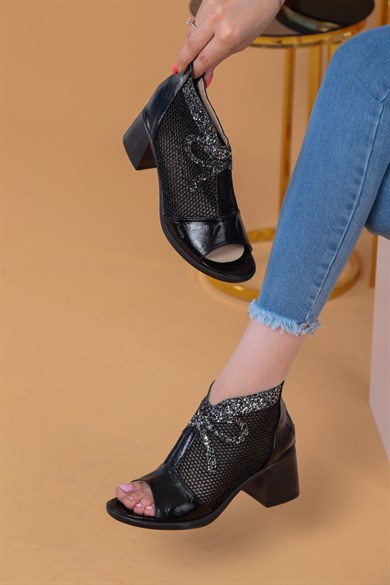 Havior Siyah Renkli Lazer Kesim Kurdela Desenli Lux Kadın Sandalet